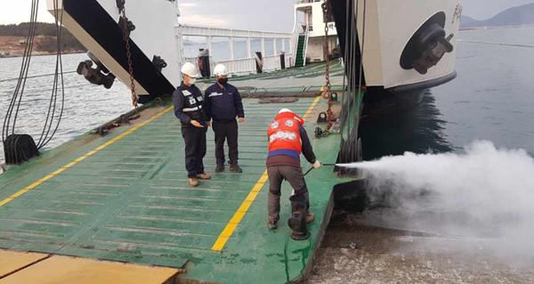 한국해양교통안전공단 여수지사운항관리센터는 설 연휴 특별교통 대책기간을 대비해 지난달 28일 여객선 소화·퇴선 훈련을 실시했다. 