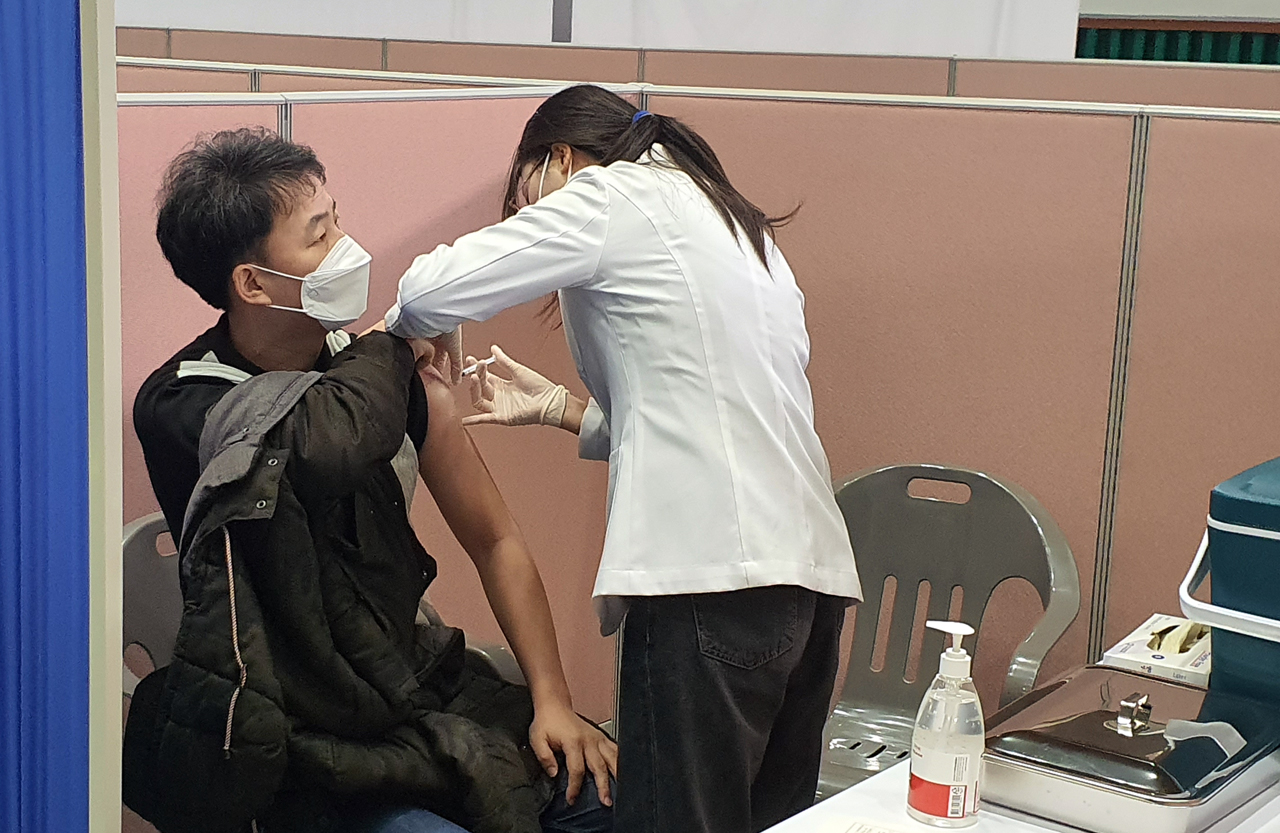 26일 여수시 흥국체육관에 마련된 ‘코로나19’ 예방접종센터에서 요양시설 관계자가 아스트라제네카 백신을 맞고 있다. (사진=마재일 기자)