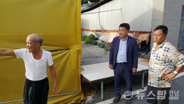 전남도의회 최무경 의원이 지난 2018년 9월 도성마을을 방문해 주민들과 현장을 둘러보고 있다. 왼쪽에서 두 번째. (사진=뉴스탑전남 DB)