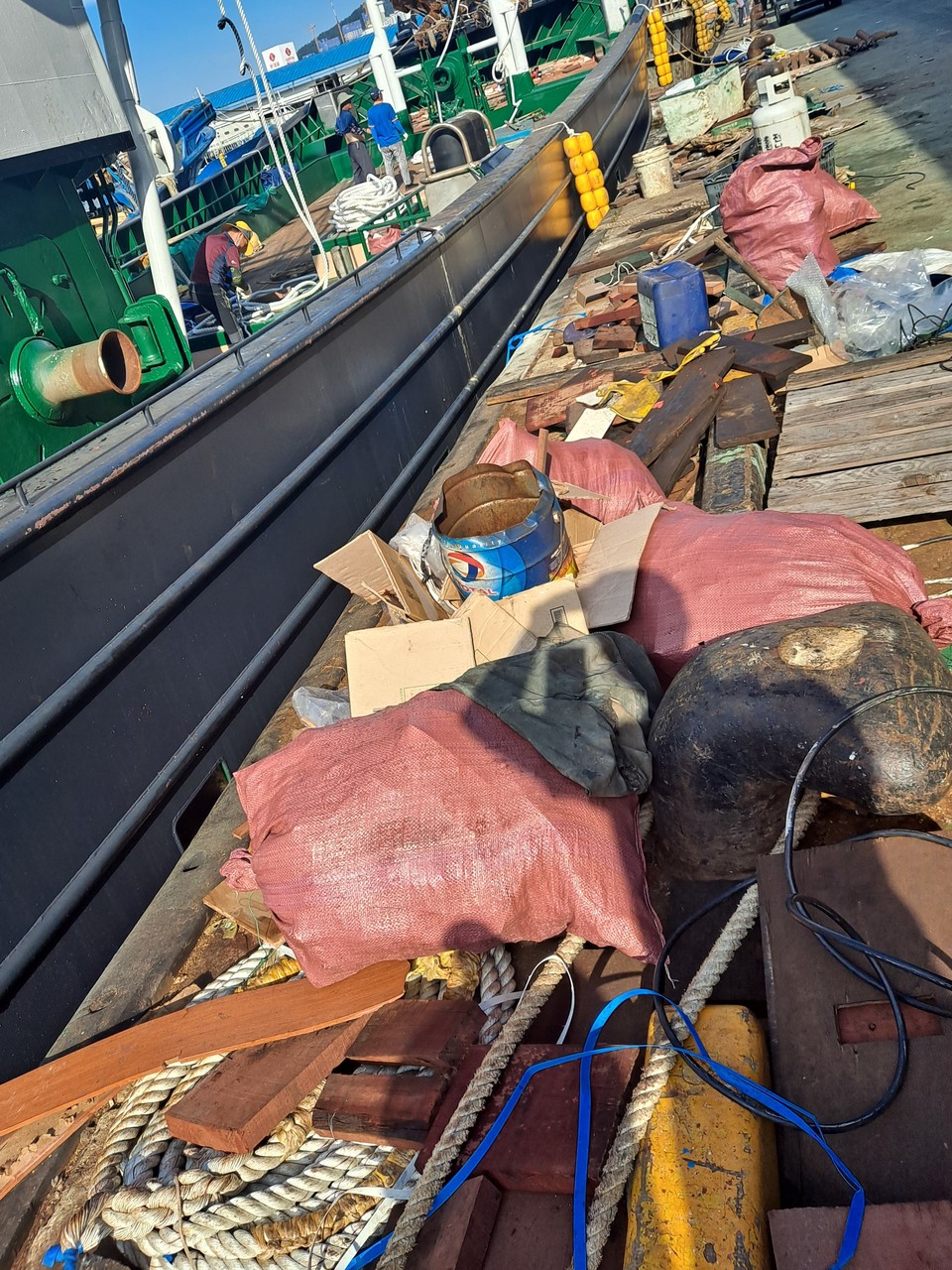 지난 22일 국동어항단지 내 불법 선박 수리과정에서 발생한 각종 쓰레기들이 방치됐다.(사진=김종호기자)