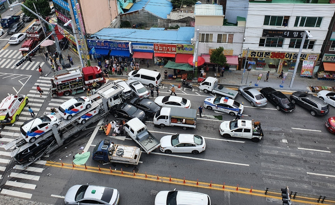 지난 20일 전남 여수 한재터널 사거리 승용차 탁송 차량 사고 현장. (사진=여수소방서)