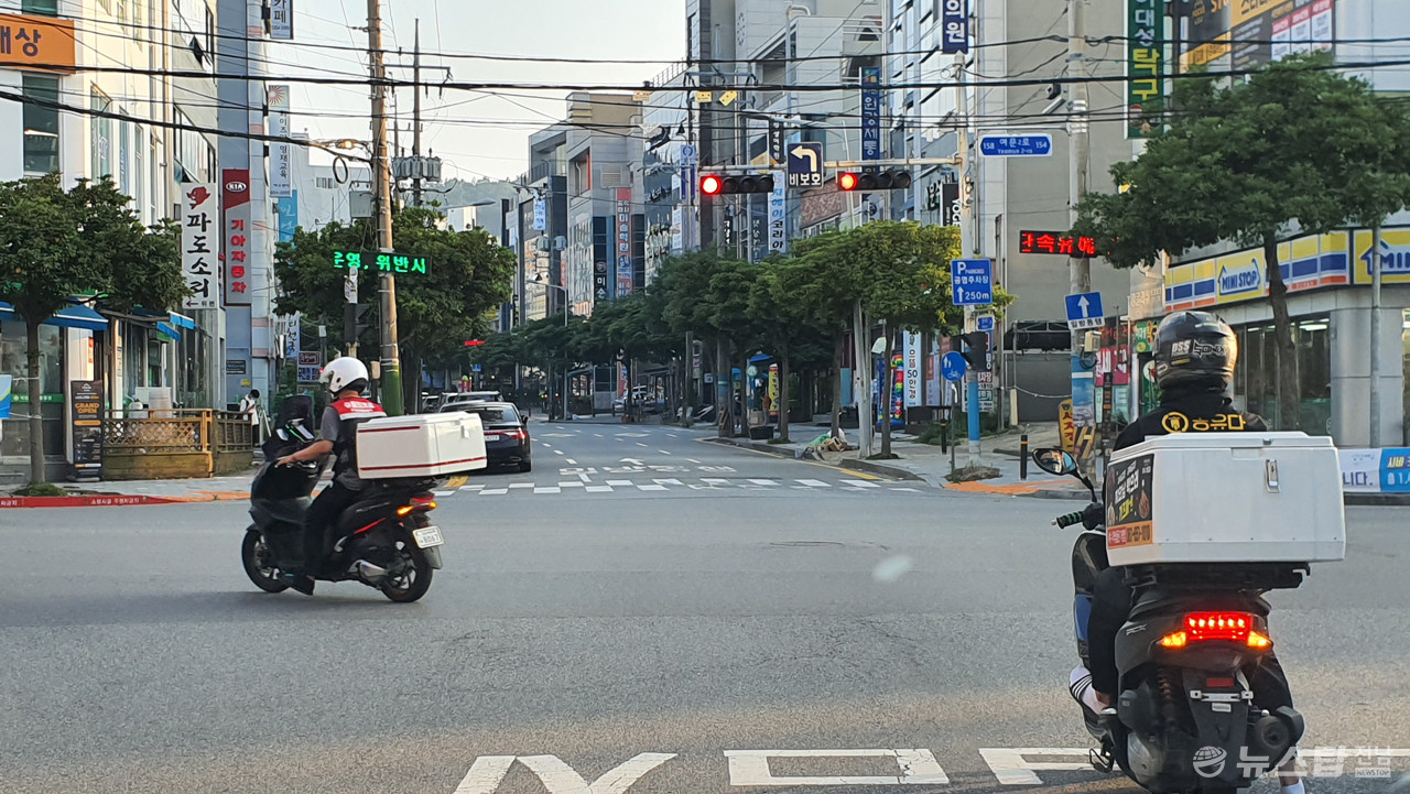 여수 문수지구에서 배달 오토바이가 신호를 무시한 채 주행하고 있다. (사진=마재일 기자)