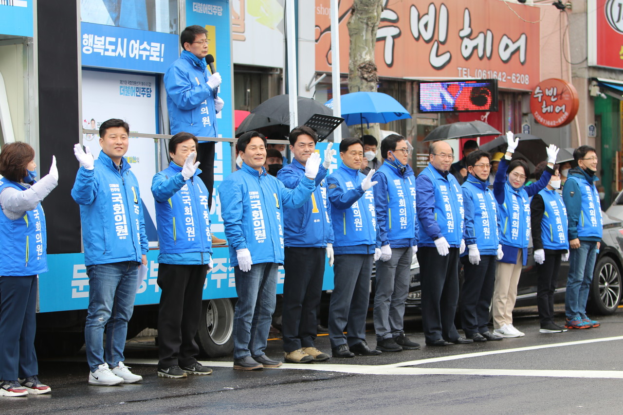지난 해 국회의원 선거 당시 주철현 의원이 시,도의원과 합동으로 선거운동을 펼치고 있다.(사진=뉴스탑전남DB)