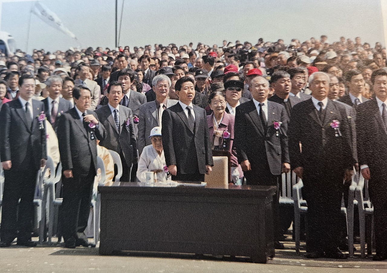 ▲2006년 4월 3일 노무현 대통령은 국가원수로는 처음으로 4.3희생자 위령제에 참석했다. (사진=제주 4.3위원회 백서)
