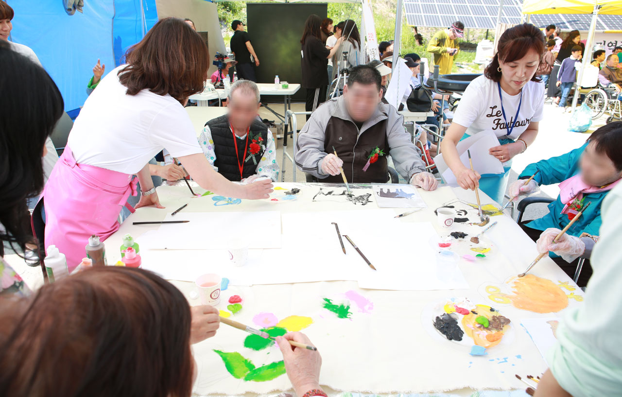 여수민예총 회원들이 찾아가는 문화활동으로 어르신들과 함께 그림 그리기를 하고 있다. (사진=여수민예총)