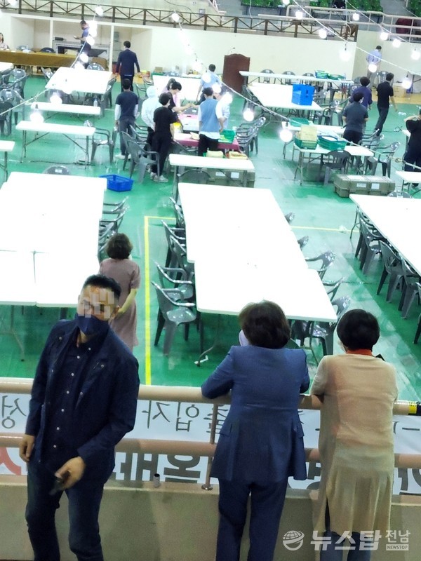 ▲2일 이미경 후보와 선거운동원이 초조하게 재검표 결과를 지켜보고 있다. (사진=김종호 기자)