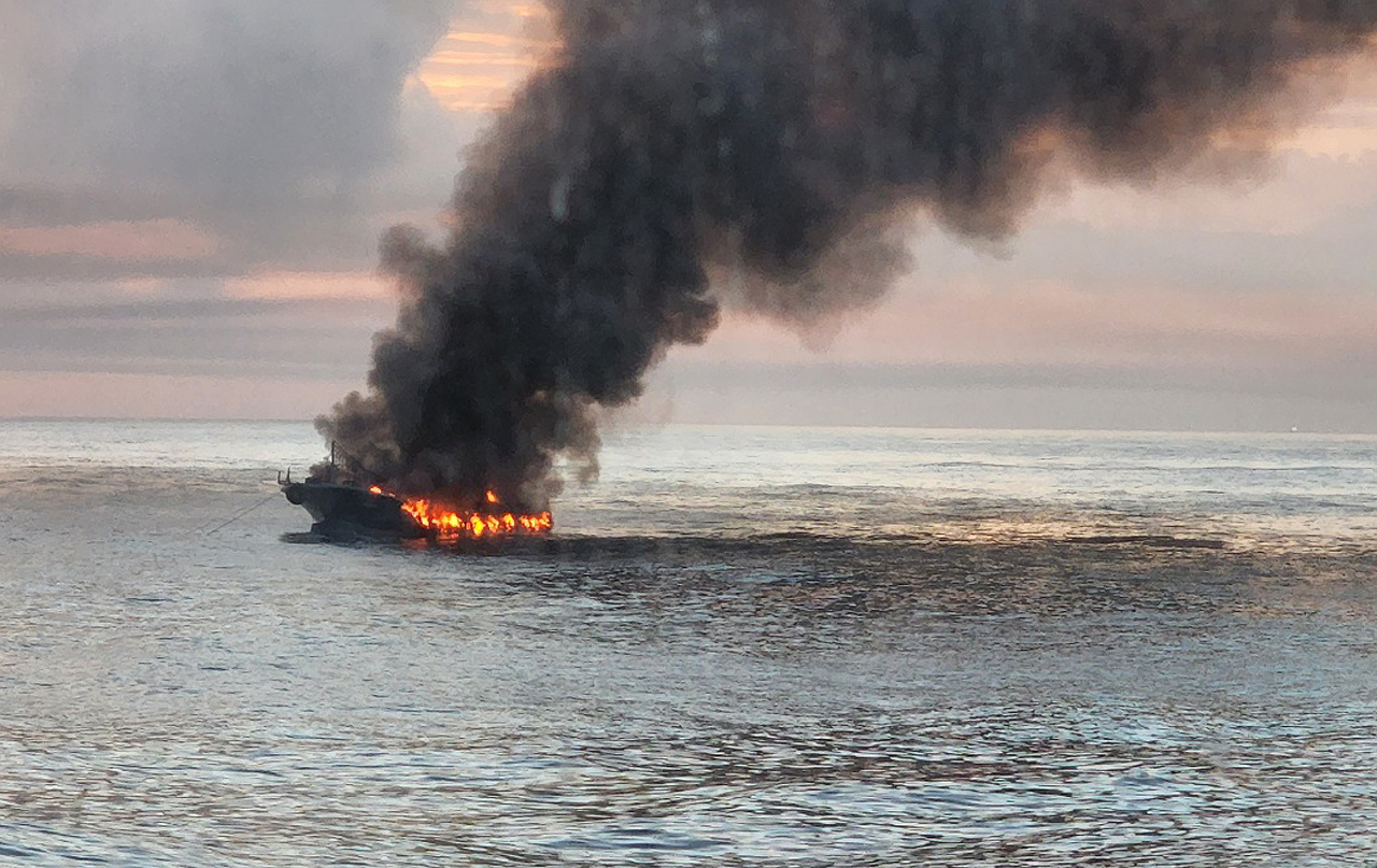 여수시 남면 연도 인근 해상에서 조업 중이던 낚시어선에서 화재가 발생해 어선이 전소됐다. 해경이 화재를 진화하고 있다. (사진=여수해경 제공)