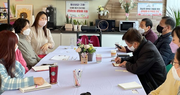 정기명 여수시장이 변호사 시절인 지난 2월 8일 지역의 영유아 부모 초청 간담회를 열고 있다. (사진=정기명 변호사 사무실 제공)