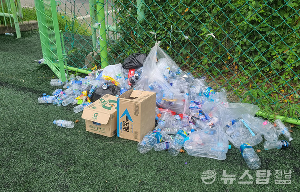 ▲ 16일 오전 여수시 진남보조축구장에 버려진 쓰레기. (사진=마재일 기자)