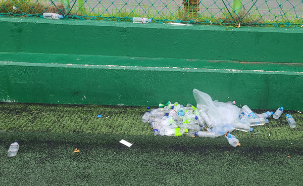 ▲ 16일 오전 여수시 진남보조축구장에 버려진 쓰레기. (사진=마재일 기자)