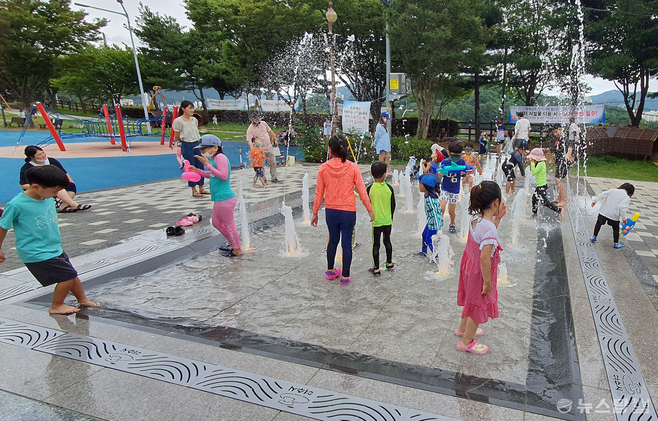 ▲ 여수 동동공원 아이나래 놀이터 내 바닥분수에서 아이들이 놀고 있다. (사진=마재일 기자)