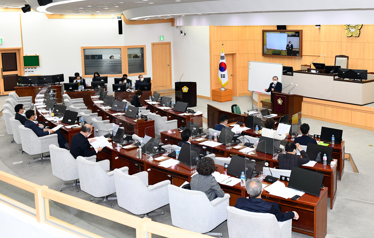 지난해 3월 5일 지방자치단체 예‧결산 및 행정사무감사 교육을 받고 있는 여수시의회 의원들. (사진=여수시의회)