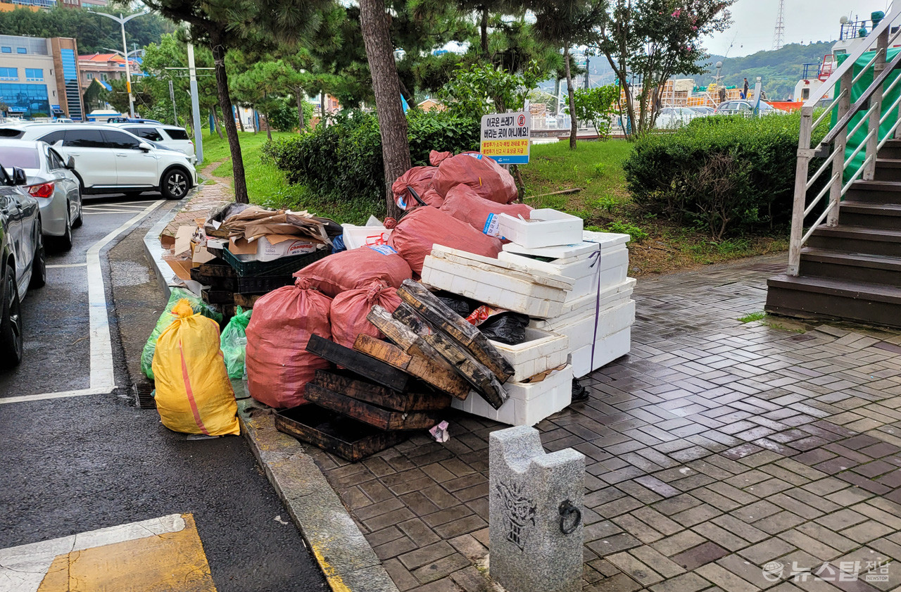 ▲ 5일 오전 이순신광장에서 종포해양공원 가는 길에 쓰레기가 쌓여 있다. (사진=마재일 기자)