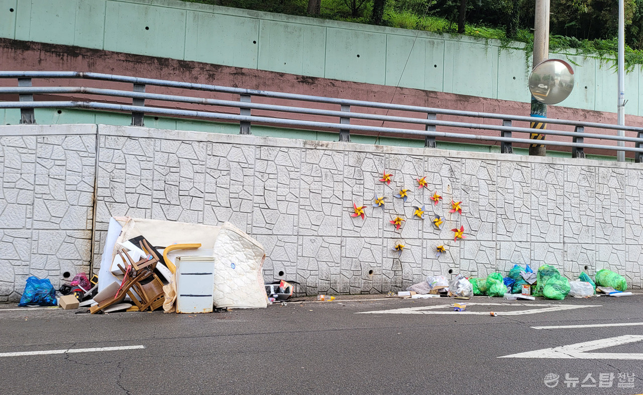 ▲ 5일 오전 종포해양공원에서 오동도 가는 대로변에 쓰레기가 널려 있다. (사진=마재일 기자)