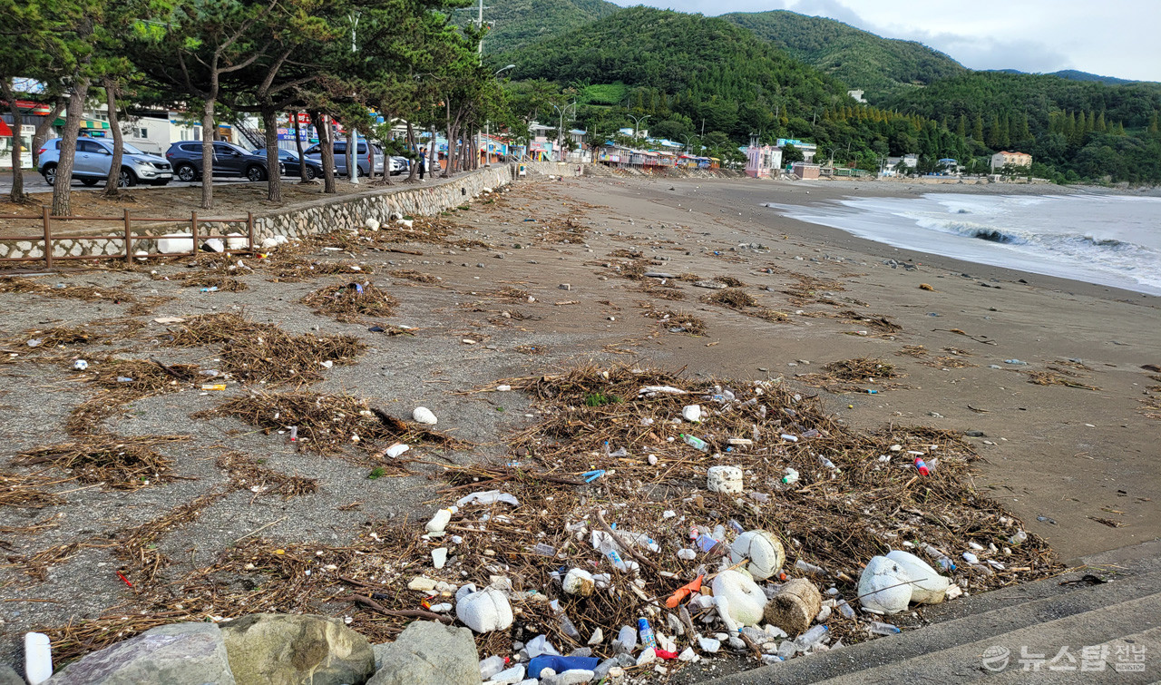 6일 오전 만성리 해수욕장에 밀려든 쓰레기. (사진=마재일 기자)
