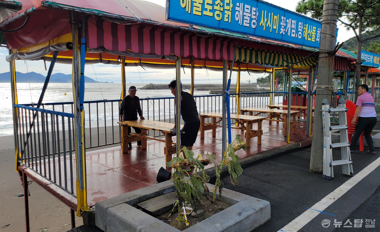 6일 오전 만성리 해수욕장 상인들이 영업 준비를 하고 있다. (사진=마재일 기자)