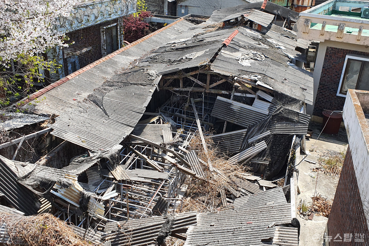 ▲ 방치된 여수시 도성마을의 폐축사 슬레이트 지붕. (사진=마재일 기자)