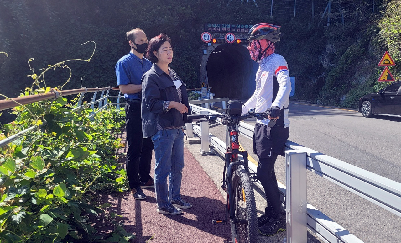 ▲ 김채경 의원이 자전거도로 현장을 둘러보면서 자전거 이용자와 대화를 나누고 있다. (사진=김채경 의원)