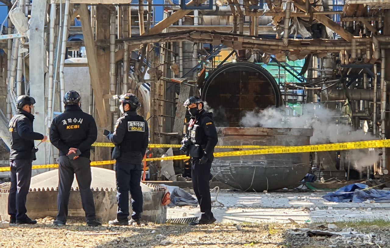 경찰이 폭발사고가 난 여천NCC 공장 현장을 조사하고 있다. (사진=마재일 기자)