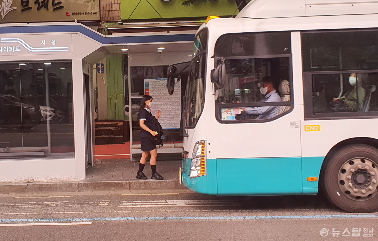 ▲ 시내버스를 타고 있는 시민. (사진=마재일 기자)