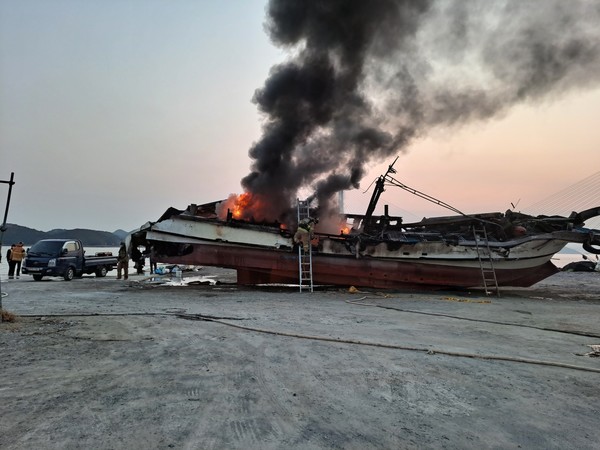 ▲여수소방서 돌산119안전센터는 7일 18시경 발생한 폐선박 화재에 대해 인명 피해없이 진압했다.(사진=돌산119안전센터)