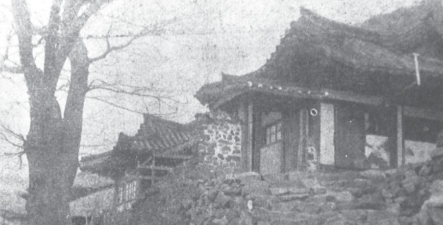 ▲1917년 당시 진남관 입구 계단 좌측 여수공립간이수산학교. (사진=여수시)