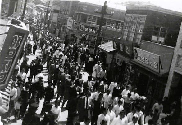 ▲1961년 3월 9일 김용호 열사의 추도식에 수만 명의 여수시민들이 모여 희생을 애도했다. 