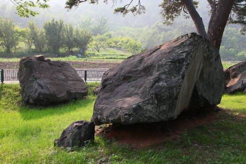 ▲'나' 왕바위재 유적에는 6기의 고인돌이 있다. 그중 1기는 860x580x210cm 로 여수에서 가장 큰 고인돌로 확인됐다. (사진=여수시)
