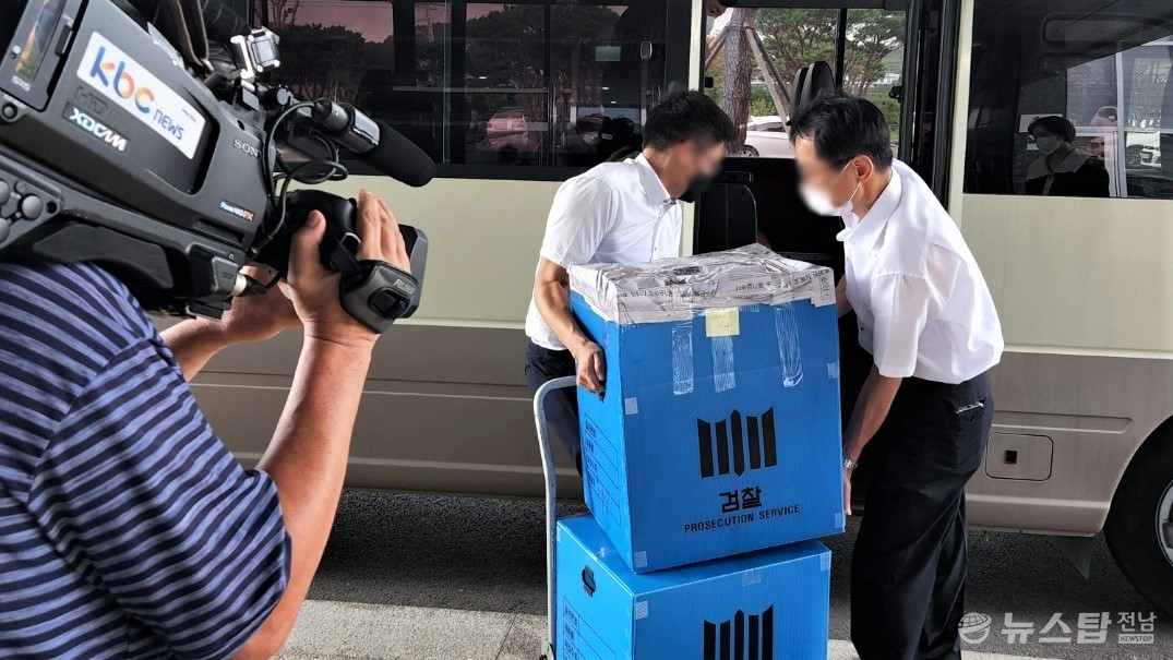 광주지검 순천지청 수사관들이 지난해 8월 여수상공회의소에서 확보한 압수물을 차량으로 옮기고 있다.