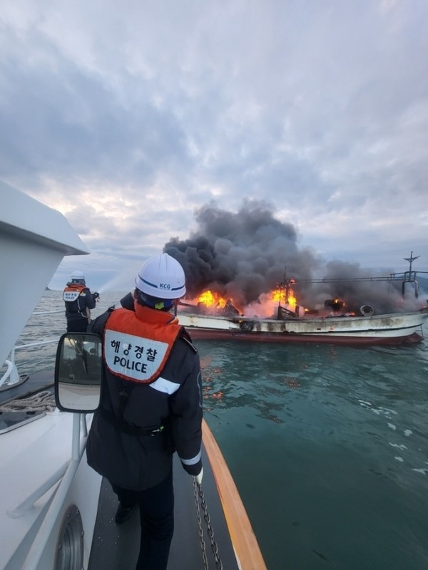 ▲여수 해경 관할 해상에서 어선 화재가 발생해 해경에 진압을 하고 있다.(사진=여수해경)