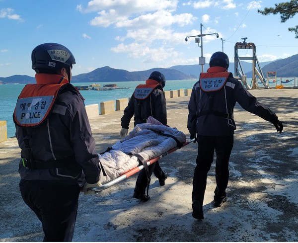 24일 여수 자봉도 마을주민이 자택에서 넘어져 응급이송 요청으로 해양경찰이 환자를 들것으로 이송하고 있다(1)