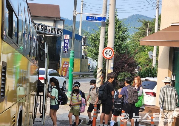 ▲여도초등학교 인근 마을 학생들이 거리가 먼 여천초교 등교를 위해 버스에 오르고 있다.(사진=뉴스탑전남)<br>