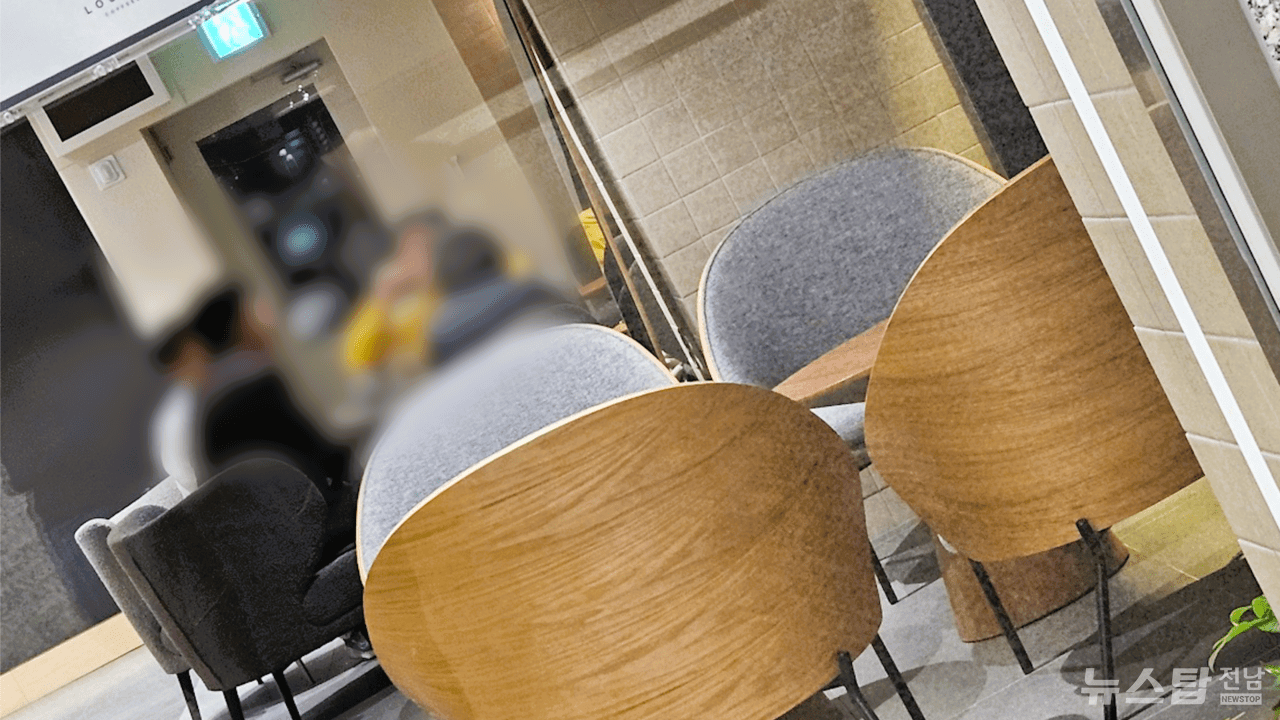 ▲박성미 의원이 지난달 30일 여수시의회 의정연수 기간 중 저녁 시간에 여수와 거문도 힝로를 운항하는 선사 대표와 라운지에서 대화를 나누고 있다.현재 선사는 여수시에 누적 손실을 이유로 운항결손금 등을 요구하며 해결되지 않으면 운항 중단을 예고 하고 있다./뉴스탑전남