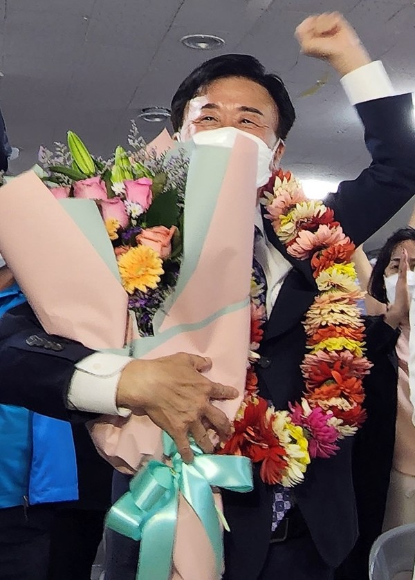 ▲2022년 지방선거에서 더불어민주당 소속으로 당선된 정기명 시장이 환호하고 있다. /정기명 시장 당선자 측&nbsp;