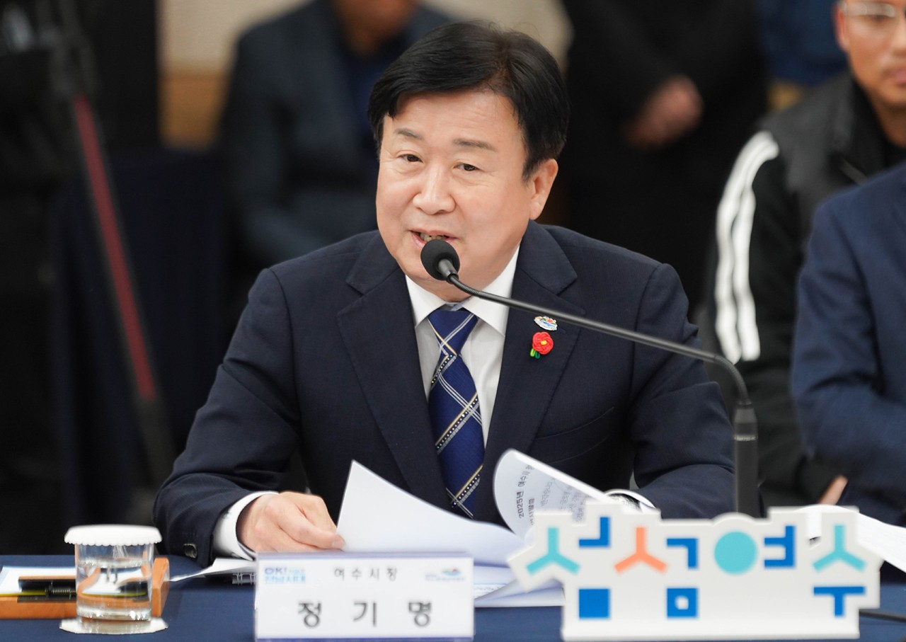 ▲ 11월 13일 2025년 정책 비전 투어에서 정기명 시장. /여수시청 홈페이지