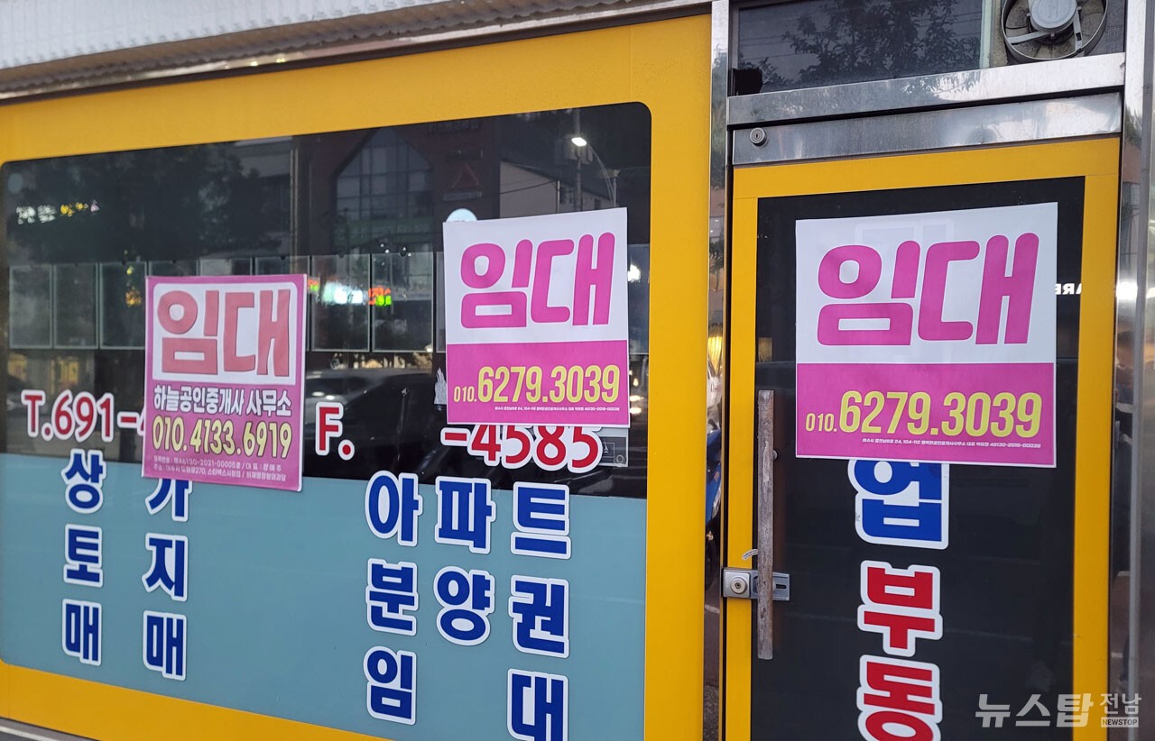 ▲ 여수 도심의 한 공인중개사 사무소에 붙은 임대 현수막. /마재일 기자