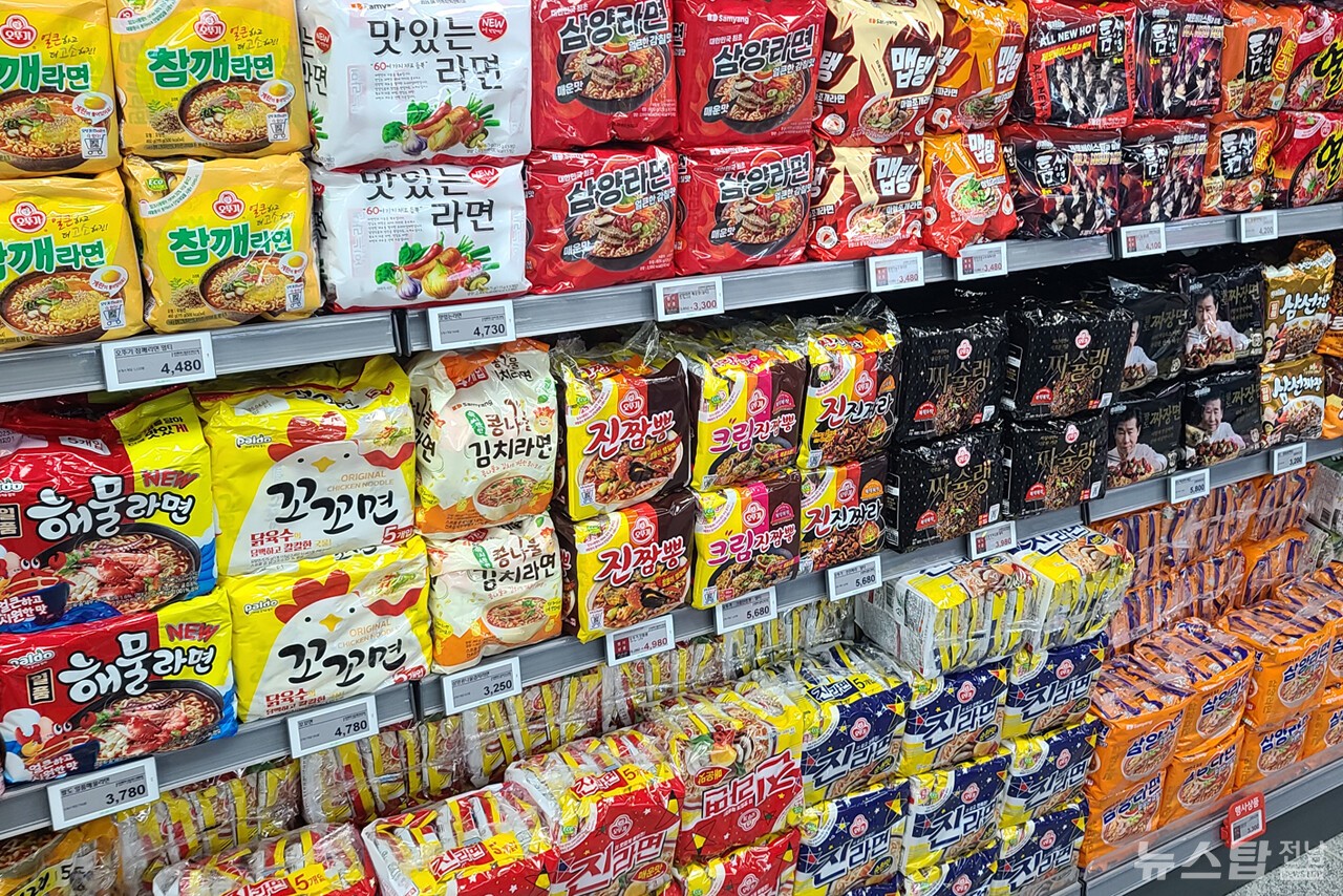 ▲ 여수의 한 마트. 일부 농어촌 주민은 식료품은 물론 생필품 사기도 쉽지 않다. /마재일 기자)