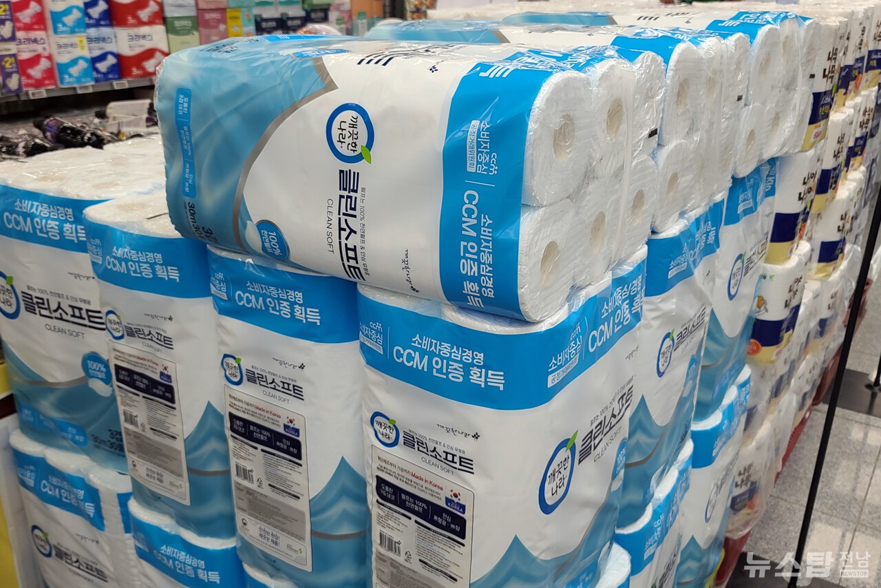 ▲ 여수의 한 마트. 일부 농어촌 주민은 식료품은 물론 생필품 사기도 쉽지 않다. /마재일 기자)