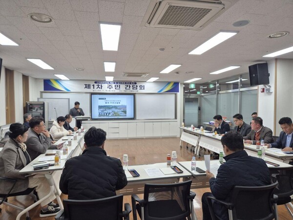 ▲18일 해룡면 신대 출장소에서 '신대배후단지 개발 및 실시계획 변경 용역' 1차 주민간담회를 개최했다./순천시