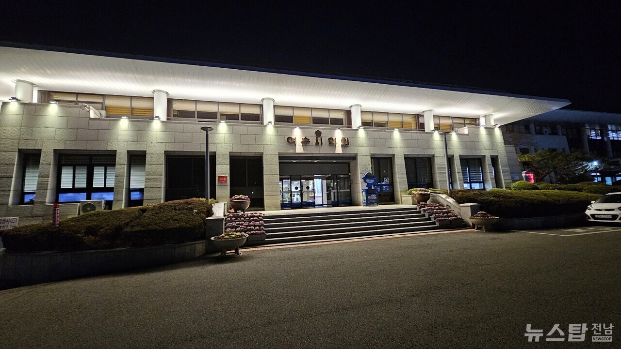 ▲밤 늦게까지 불이 꺼지지 않는 여수시의회/뉴스탑전남