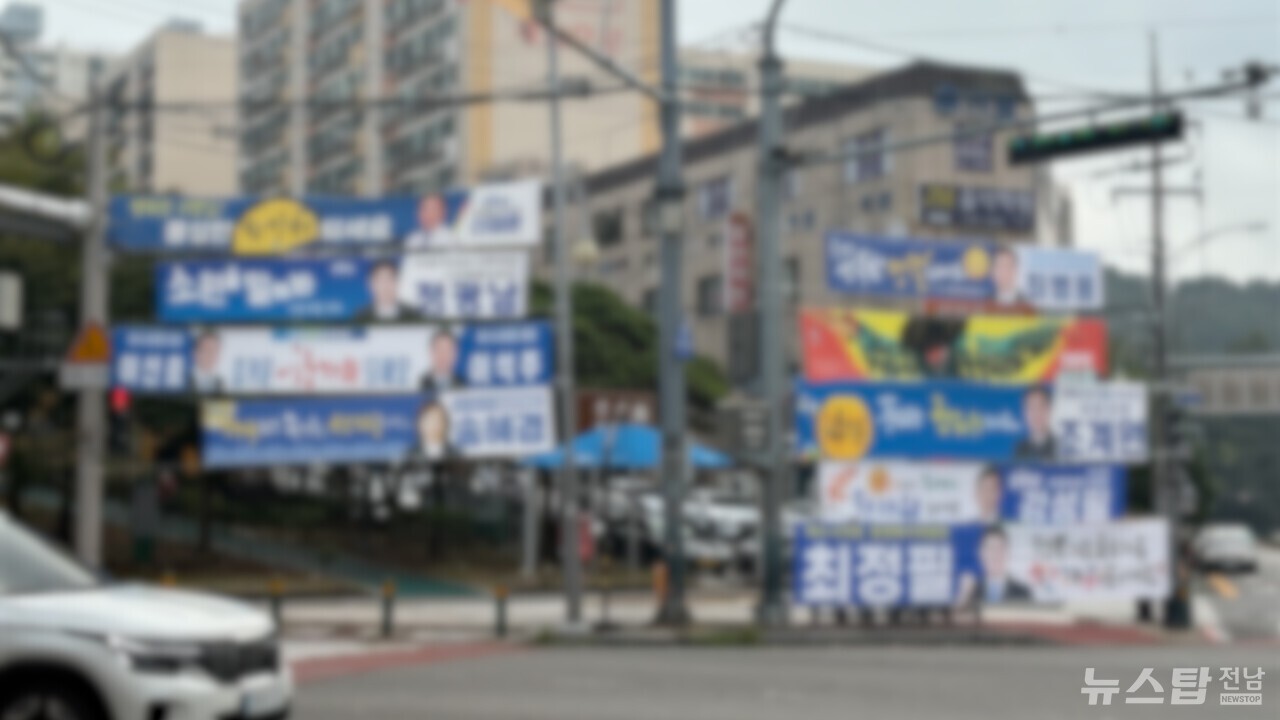 ▲추석 명절 여수 지역 곳곳에 걸린 정치인 명절 인사 현수막이 거리를 덮고 있다./뉴스탑전남