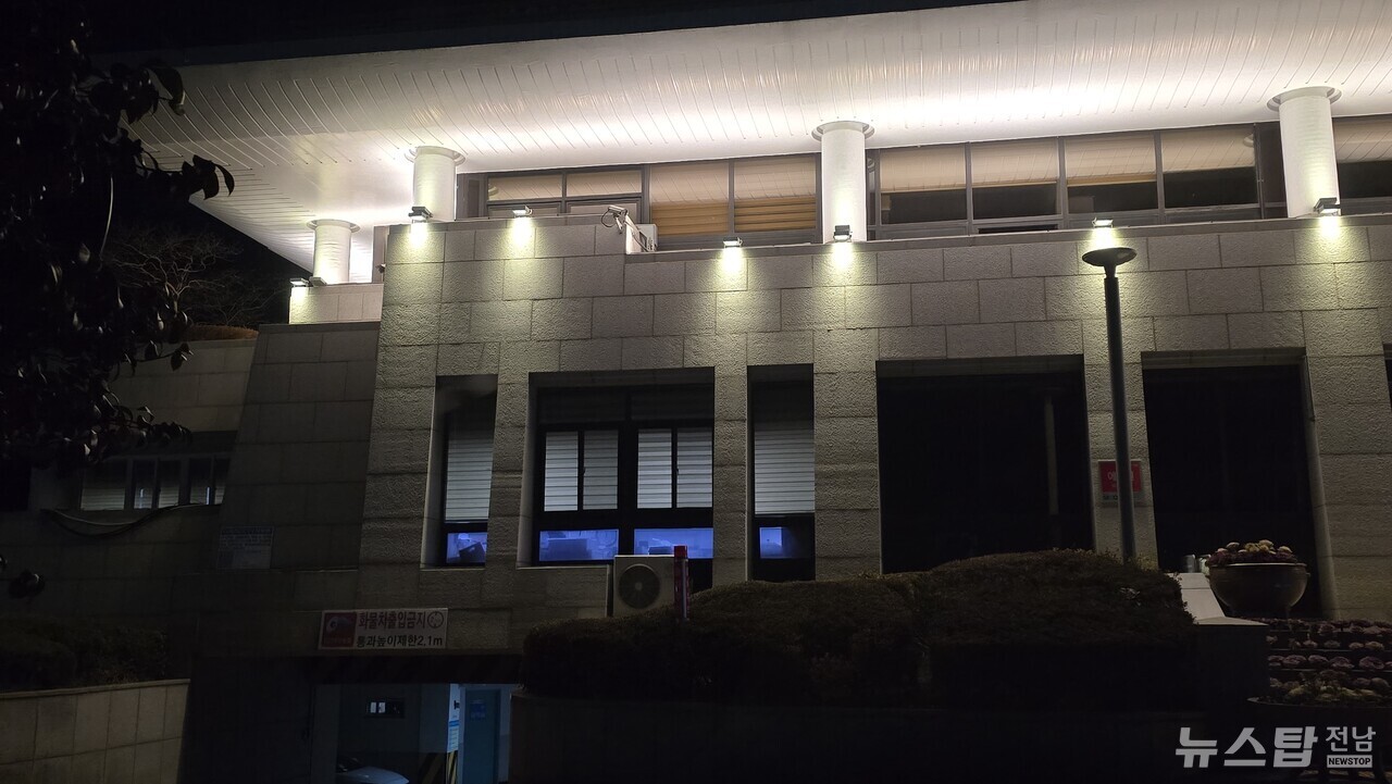 ▲여수시의회 사무국이 불은 켜져 있다/뉴스탑전남