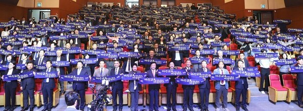 ▲참석자 전원이 '여수교육, 시민의 힘으로 비상하다'를 합창하며 새로운 비전 실현에 대한 결의를 다졌다./여수교육청