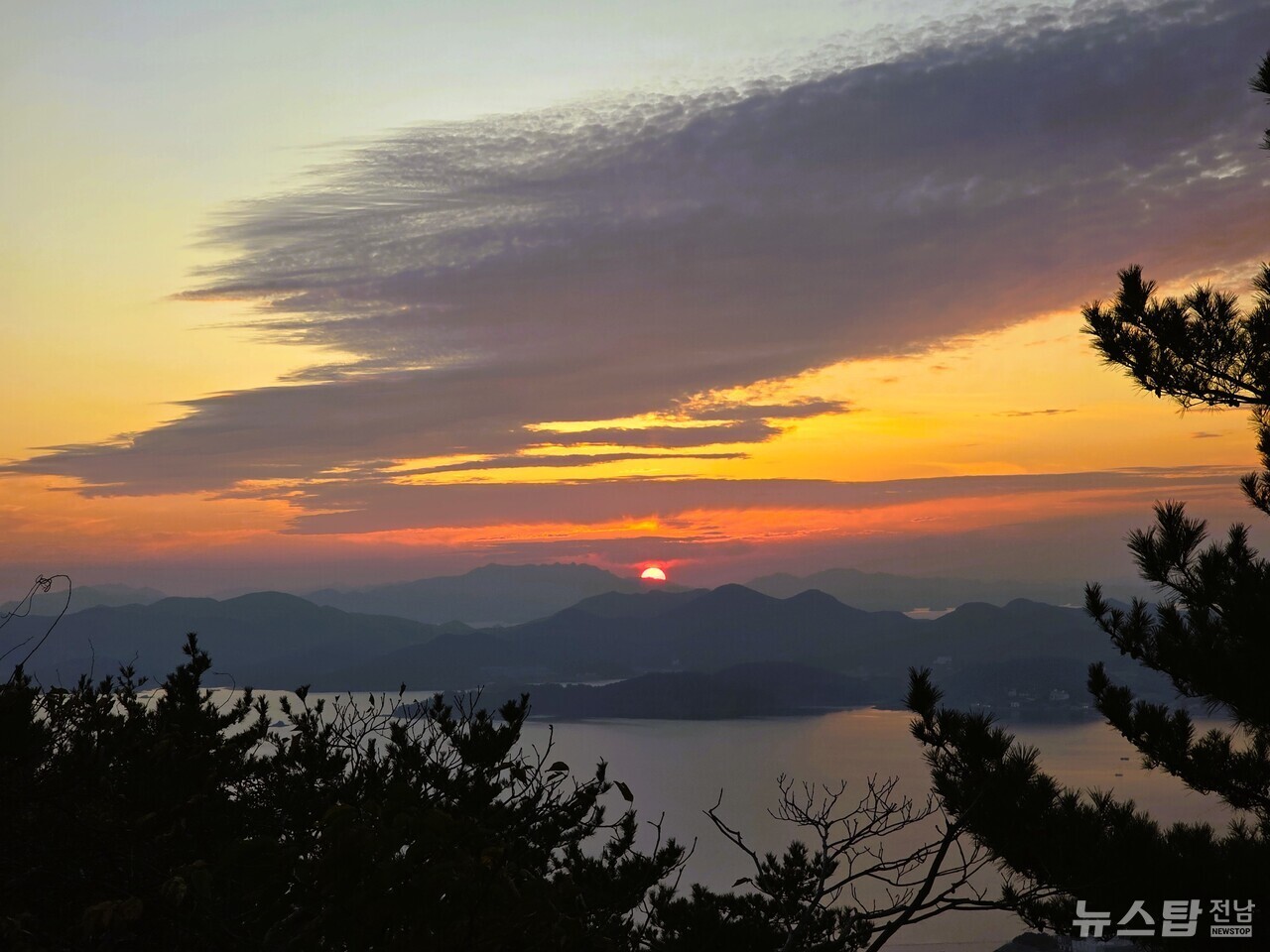▲23일 구봉산 정상에서 바라 본 해넘이 장면. 철 구조물 전망 데크가 아니어도 자연 풍광을 즐길 수 있다/김종호 기자 