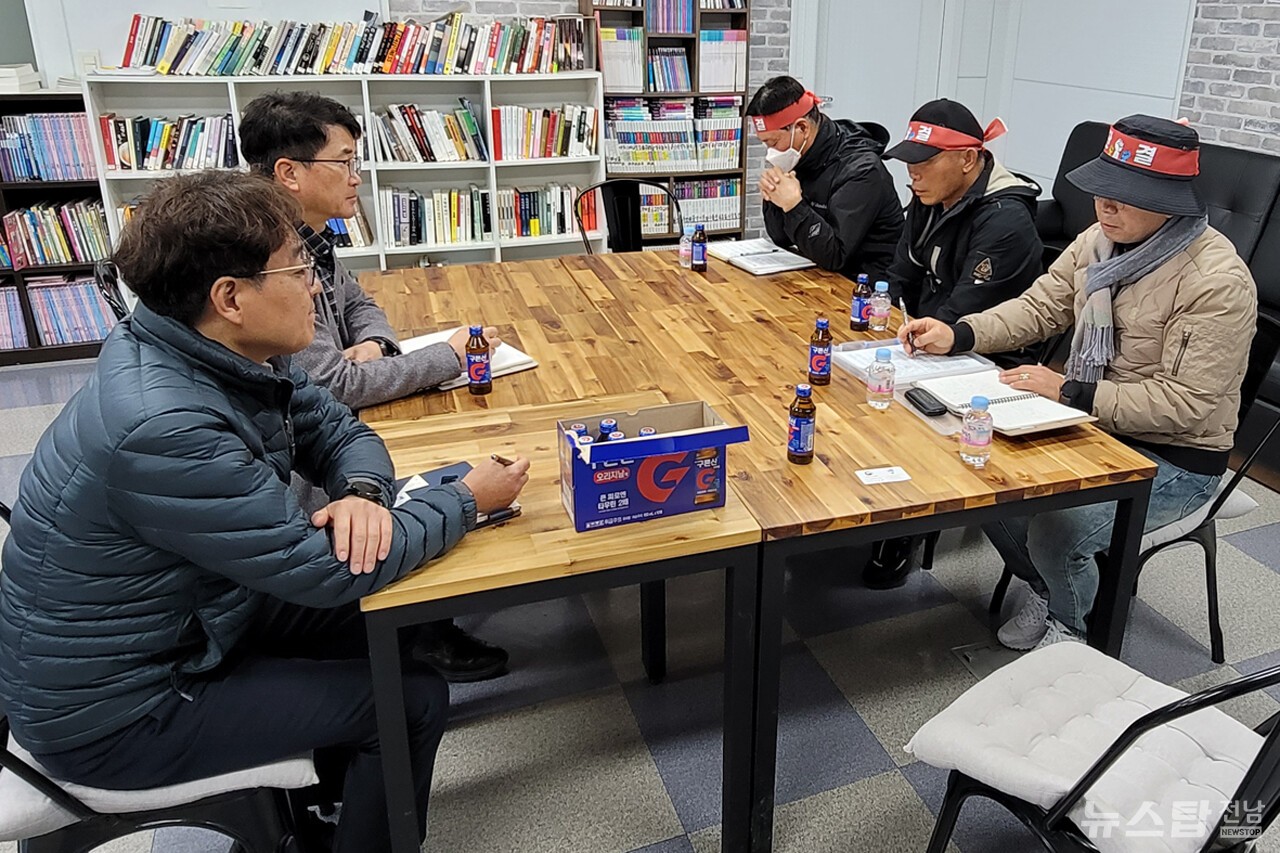 ▲ 송도 주민 대표들이 여수지방해양수산청 관련 부서와 면담하고 있다. /마재일 기자